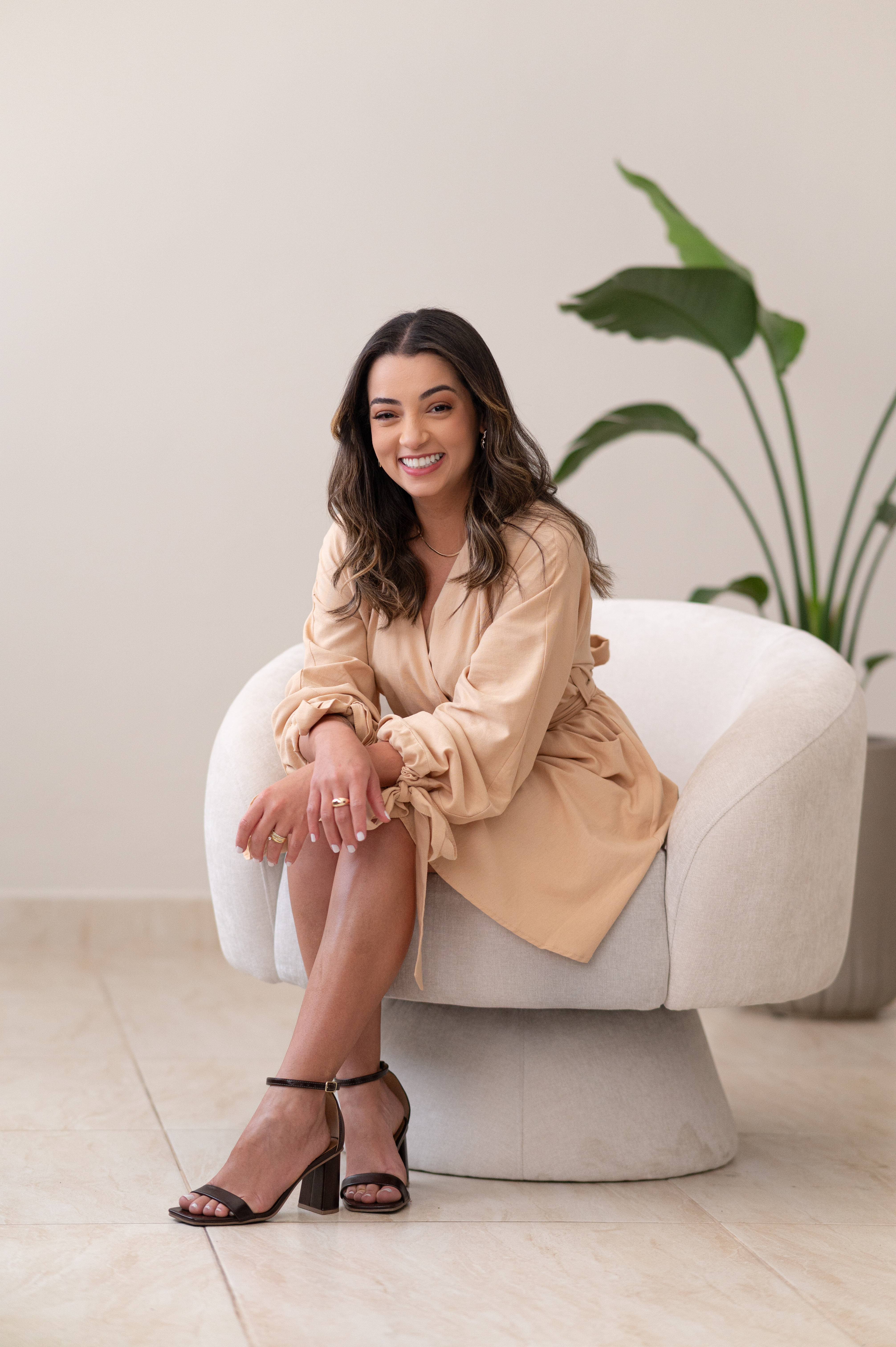 Nadya Tanan sentada, retrato completo